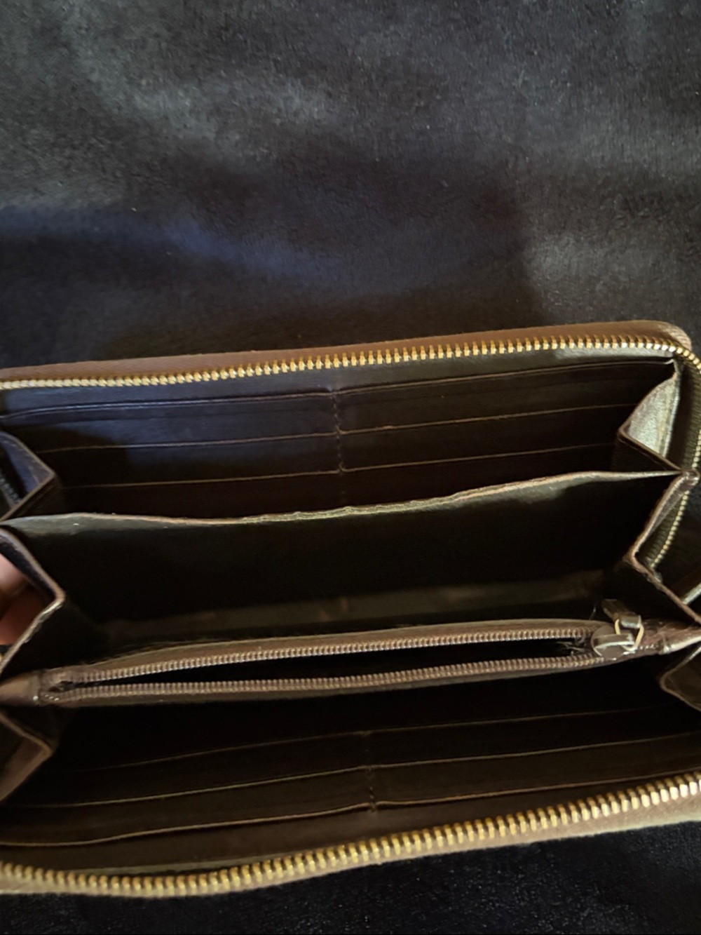 Gucci Brown Embossed GG Zip Around Wallet - Picture 3 of 10